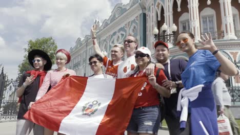 peruvian soccer fans celebrating