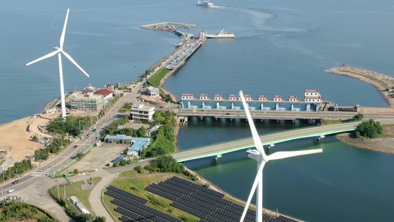 медленно вращающийся белый ветряной генератор на море