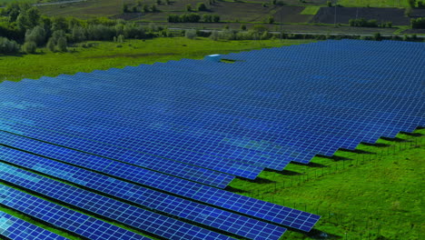 Vista-Aérea-De-Paneles-Solares-Azules-Sobre-Fondo-Natural.-Concepto-De-Energía-Renovable.