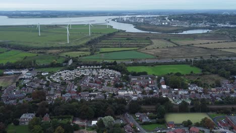 Vista-Aérea-Sobre-Halton-Norte-De-Inglaterra-Runcorn-Cheshire-Campo-Turbinas-Eólicas-Industria-Paisaje-Empujar-Hacia-Adelante-A-La-Izquierda