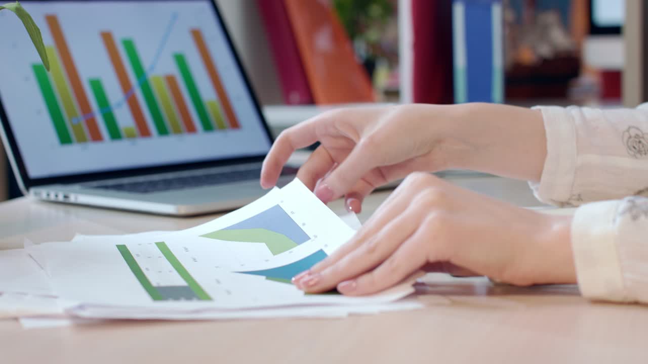 mujer de negocios que trabaja con informes financieros, documentos comerciales