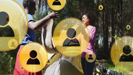 animación de múltiples íconos de perfil sobre diversos tapetes plegables para parejas durante el campamento en el bosque