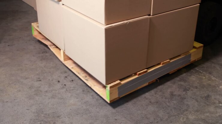 Carrello elevatore che solleva un pallet di scatole