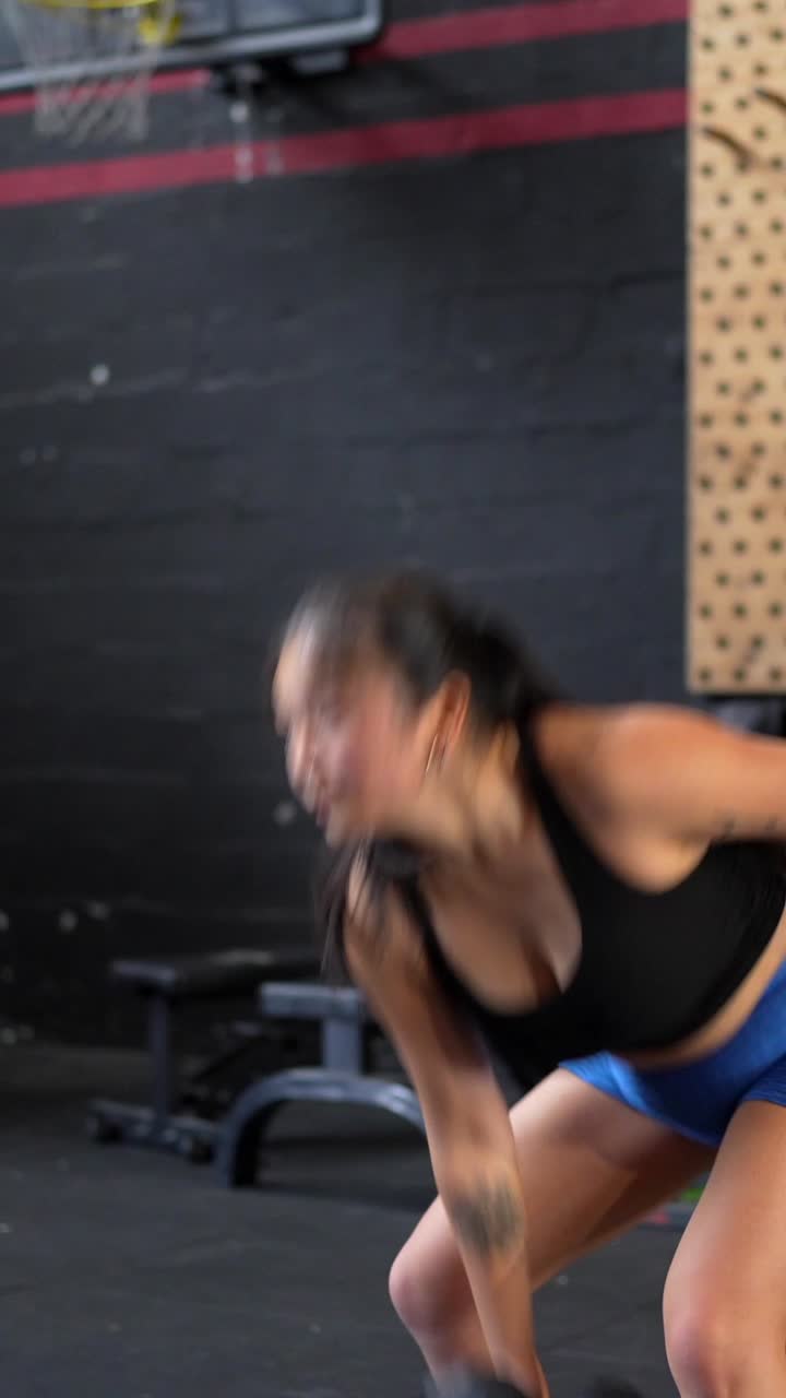 una mujer haciendo ejercicio con pesas en el gimnasio