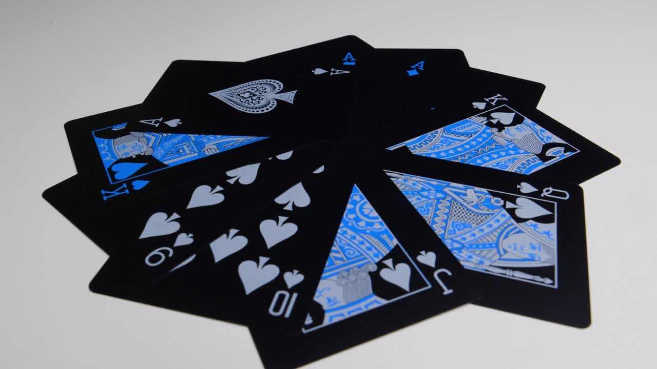 흰색 표면에 누워 원 안에 검은색 카드의 회전 샷