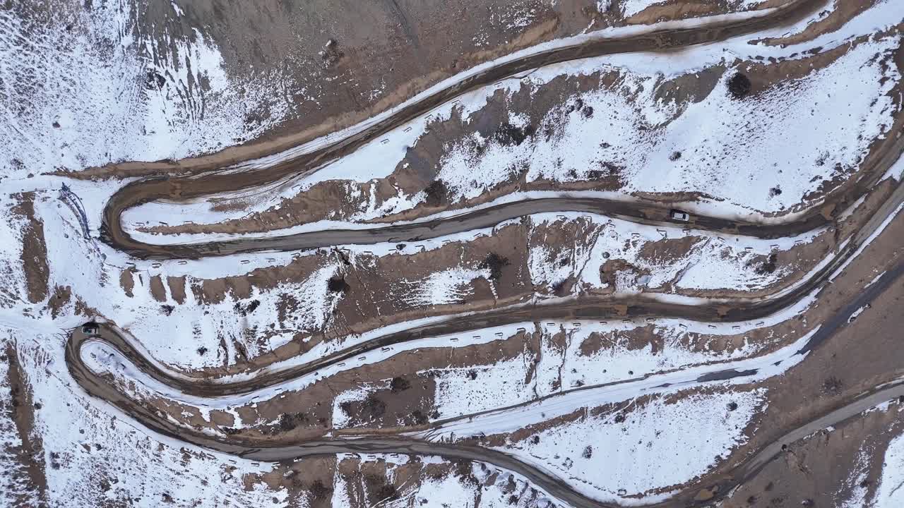 camino de montaña nevado
