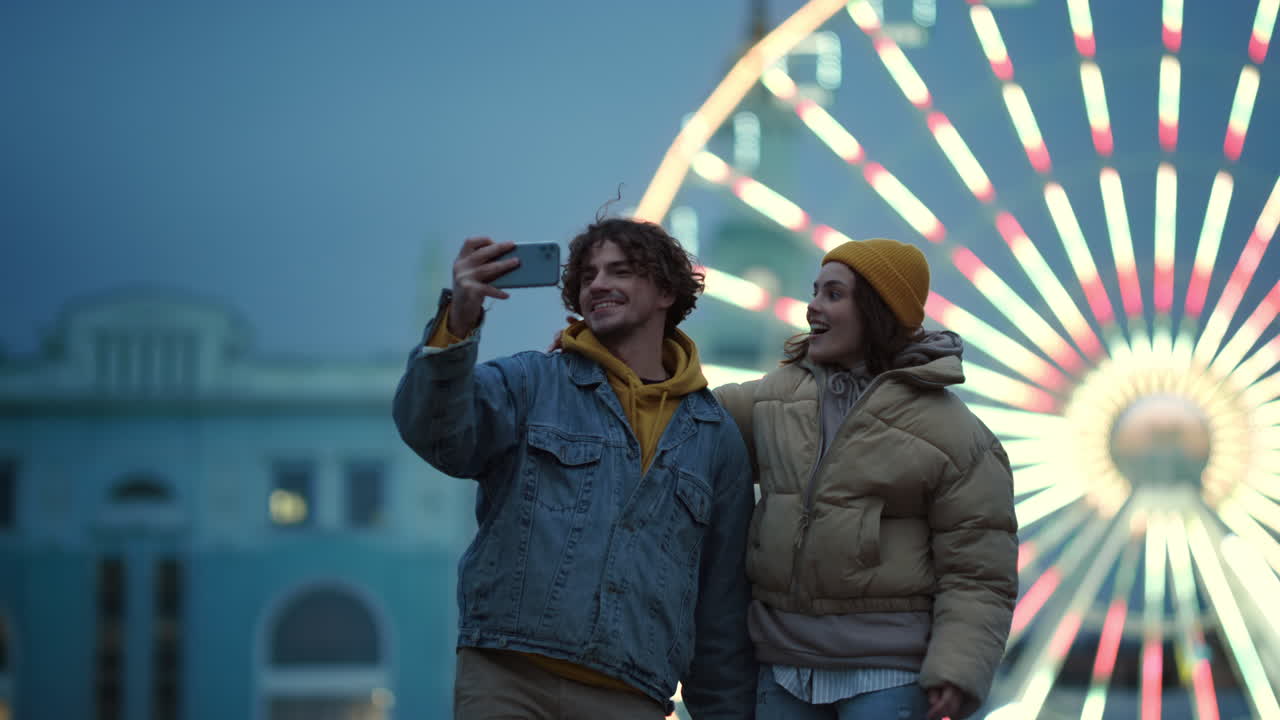 мужчина и женщина веселятся на улице.