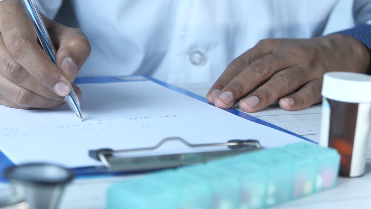 el médico escribiendo una receta