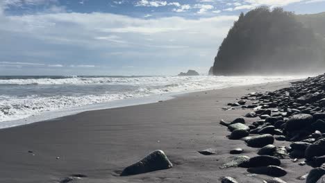 Wellen-Treffen-Auf-Einen-Der-Schwarzen-Sandstrände-Von-Hawaii,-Entstanden-Durch-Die-Erosion-Von-Lavasteinen