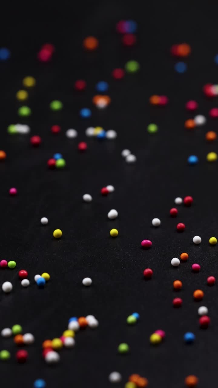 salpicaduras vibrantes en cascada sobre un fondo oscuro