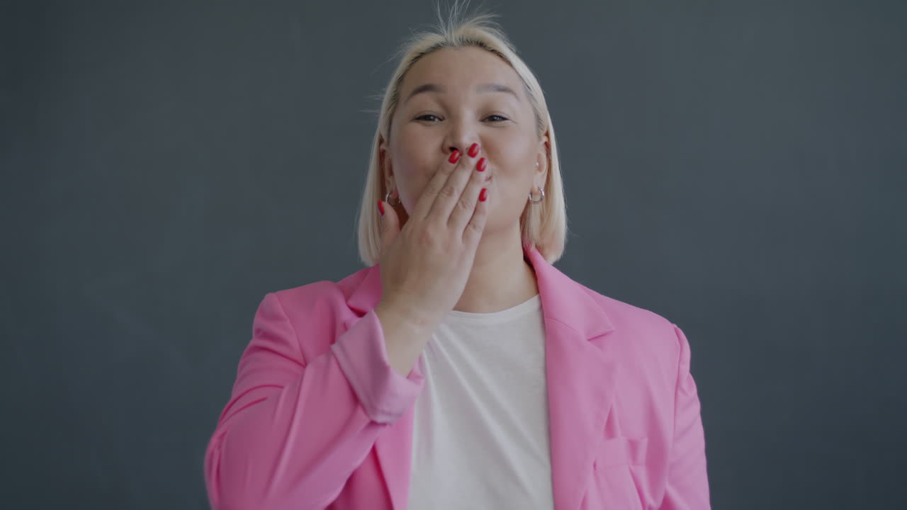 키스를  ⁇ 는 여자