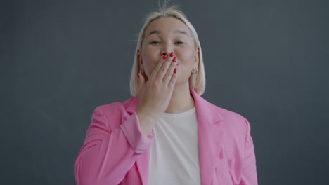 mujer soplando un beso