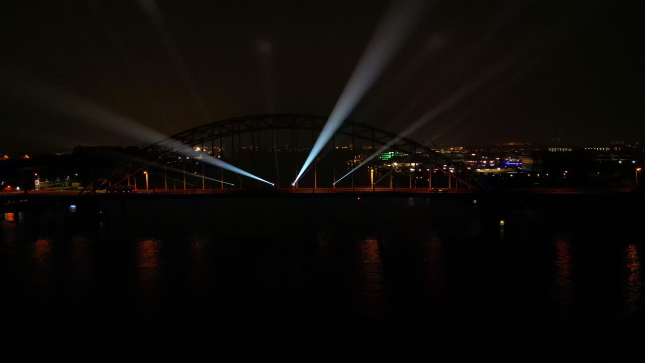 네덜란드 hendrik-ido-ambacht의 다리 옆 밤의 조명 쇼