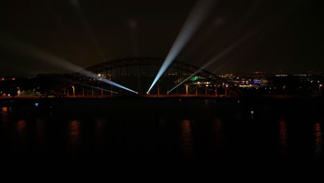 Lichtshow-Bei-Nacht-An-Der-Brücke-In-Hendrik-Ido-Ambacht-In-Den-Niederlanden