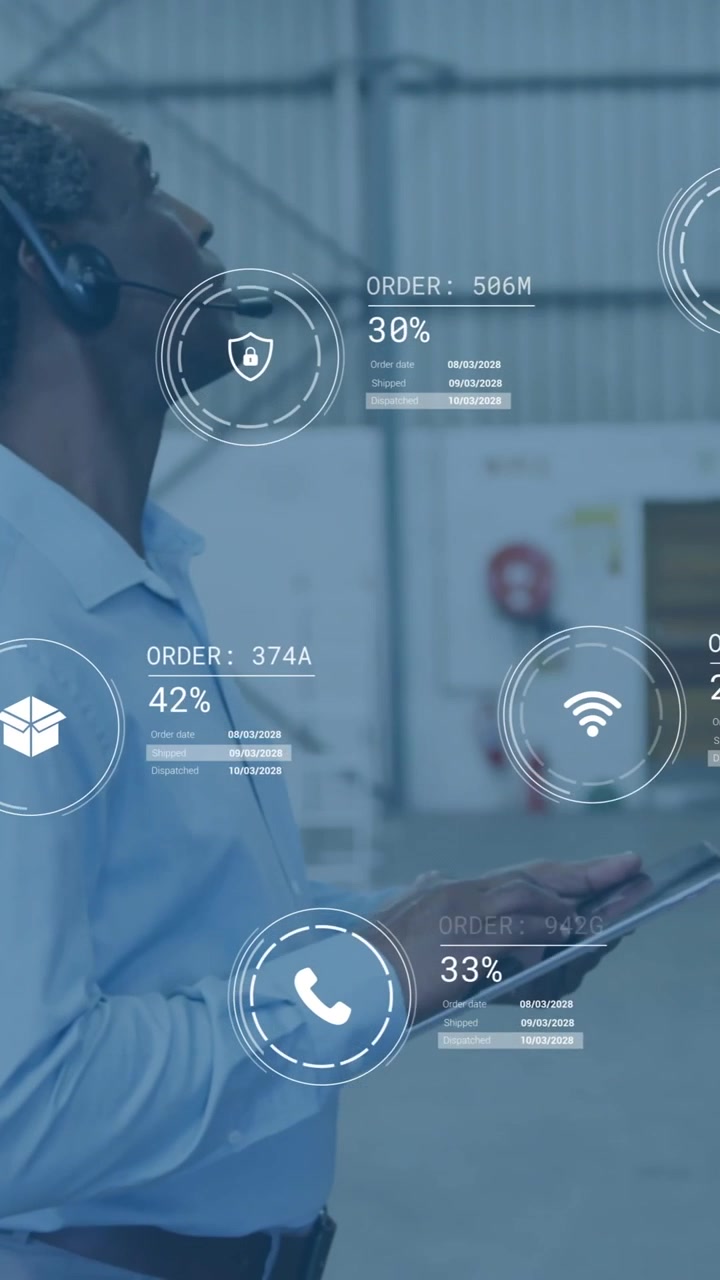 Magazziniere che usa un tablet, animazione di elaborazione dati logistici su sfondo di magazzino