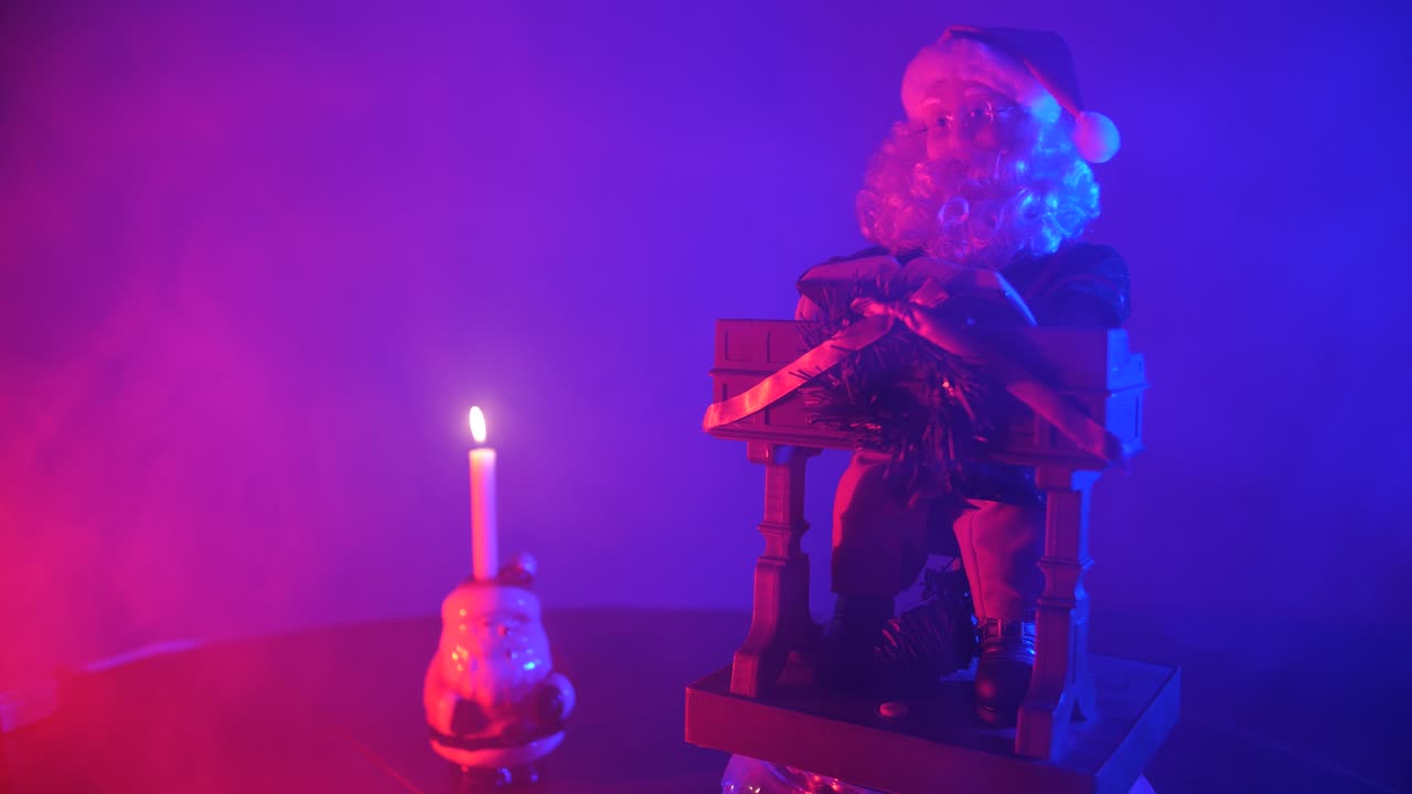 Nissefigur som spiller orgel med festlige røde og blå lys