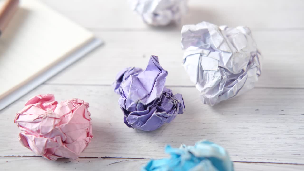 bolas de papel arrugadas en un escritorio