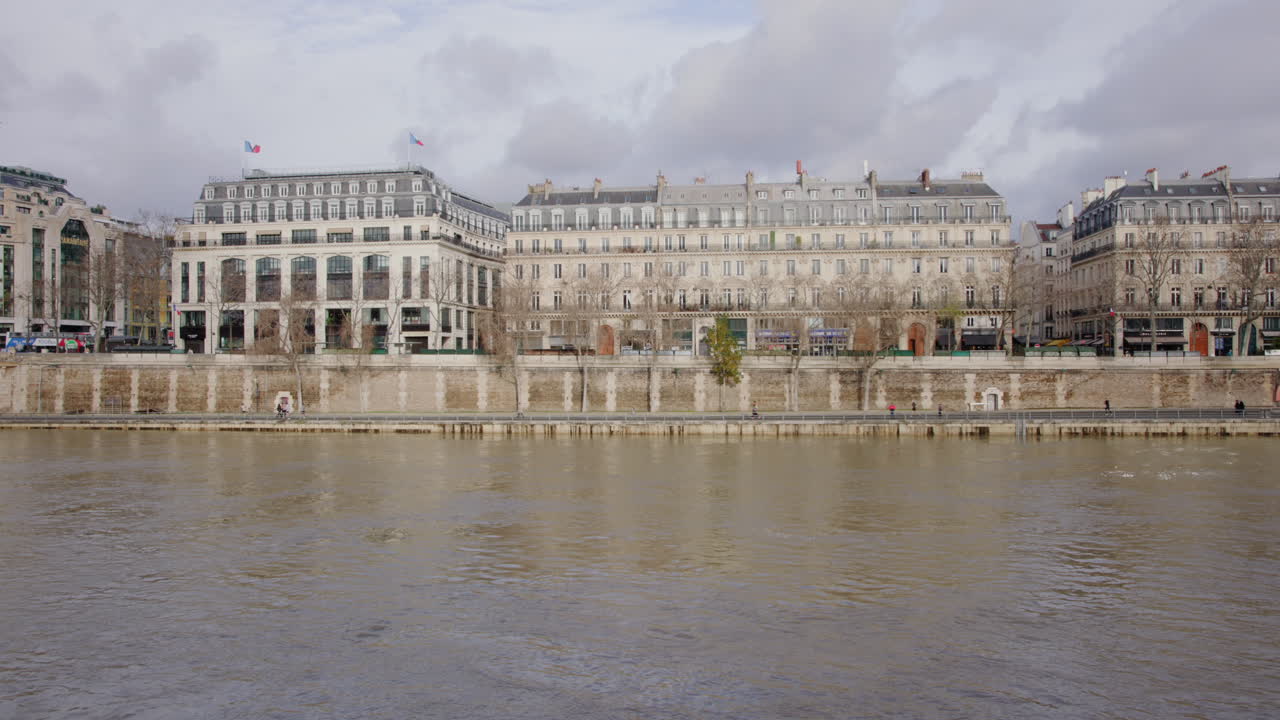 겨울 동안 프랑스 파리의 세인 강 의 보행자 길에서 달리는 넓은 휴대용 정적 영상
