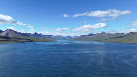 Ruhige-Landschaft-Am-Faskrudsfjordur-Fjord-In-Ostisland---Hyperlapse