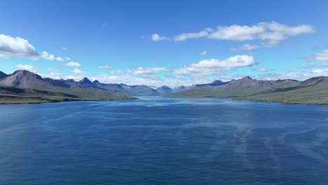 paisaje tranquilo en el fiordo faskrudsfjordur en el este de islandia - hiperlapso