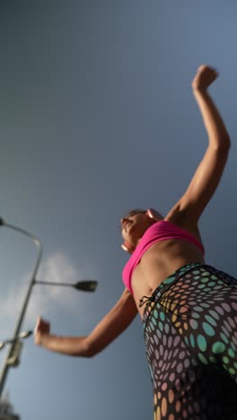 mujer estirándose al aire libre