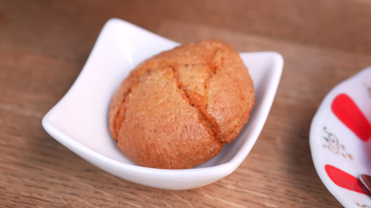 cerca de una galleta y una taza de té turco