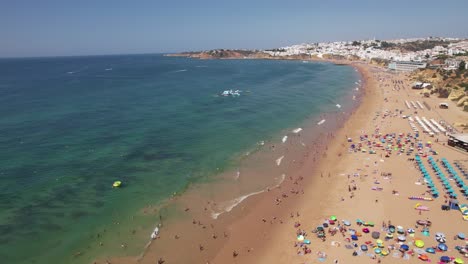 Imágenes-Aéreas-De-La-Hermosa-Playa-De-Albufeira-En-Portugal.