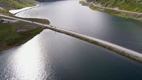 Langvatnet-See-Mit-Sonnigen-Wasserspiegelungen-Und-Der-Straße-Nach-Geiranger