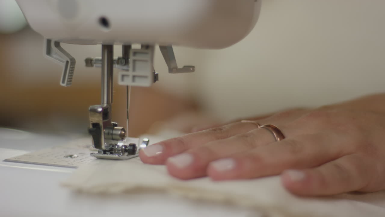 una persona usando una maquina de coser