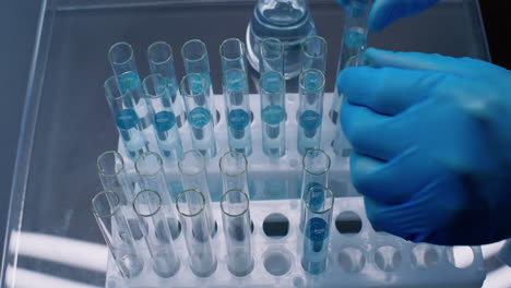 científico que maneja tubos de ensayo en el laboratorio