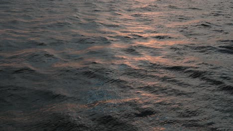 Ruhige,-Sanfte-Wellen-Spiegeln-Die-Farben-Des-Sonnenuntergangs-Wider