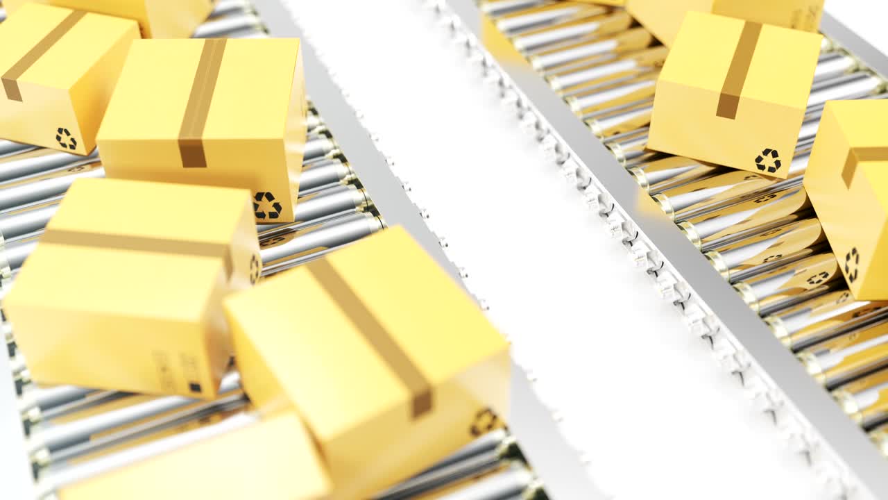 카드보드 상자는 컨베이어 벨트를 따라 진행됩니다. 콘베이어 벨트에 있는 카드보드 박스