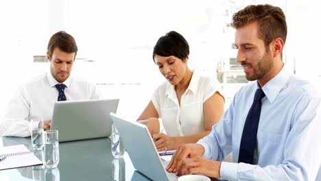 gente de negocios trabajando en sus computadoras portátiles