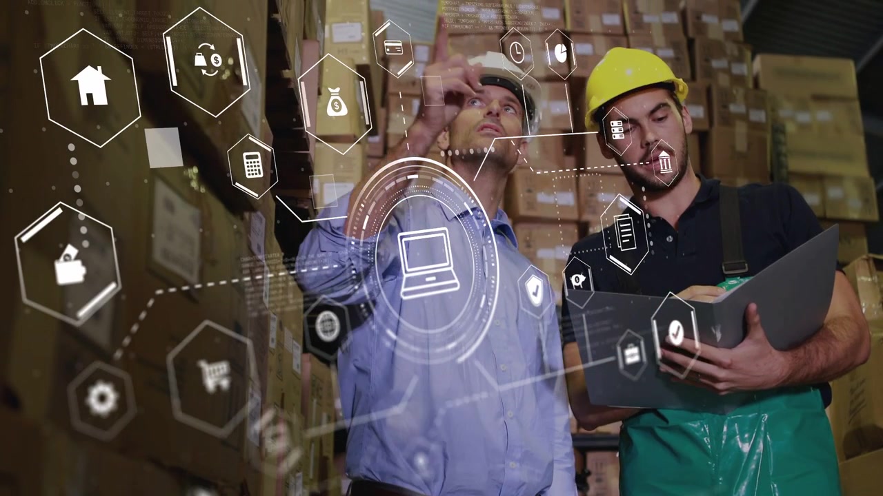 HUD che appare, manager che indica verso l'alto, lavoratore che controlla una cartella, etichettatura AR delle scorte di magazzino per l'audit