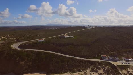 Die-Stadt-Monte-Clerigo-Mit-Einem-Auto,-Das-Auf-Den-Klippen-Fährt