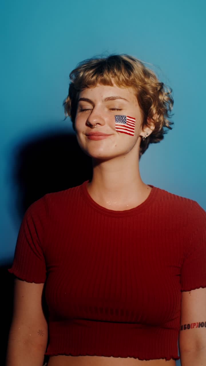 mujer con la bandera americana pintada en la cara