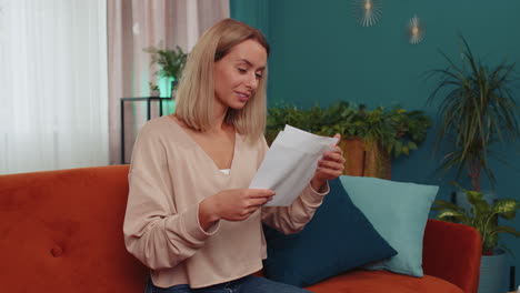 chica carta de sobre abierto lo lee sentirse feliz, crecimiento de carrera avance promoción, préstamo bancario aprobar
