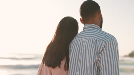 Zurück,-Liebe-Und-Ein-Paar,-Das-Am-Strand-Spaziert