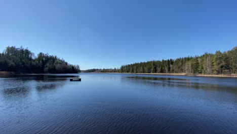 Hermoso-Lago-De-Bosque-Siempre-Verde-En-Orust,-Suecia