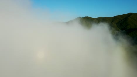 마데이라의 아름다운 봉우리가 보이는 동안 구름에서 나오는