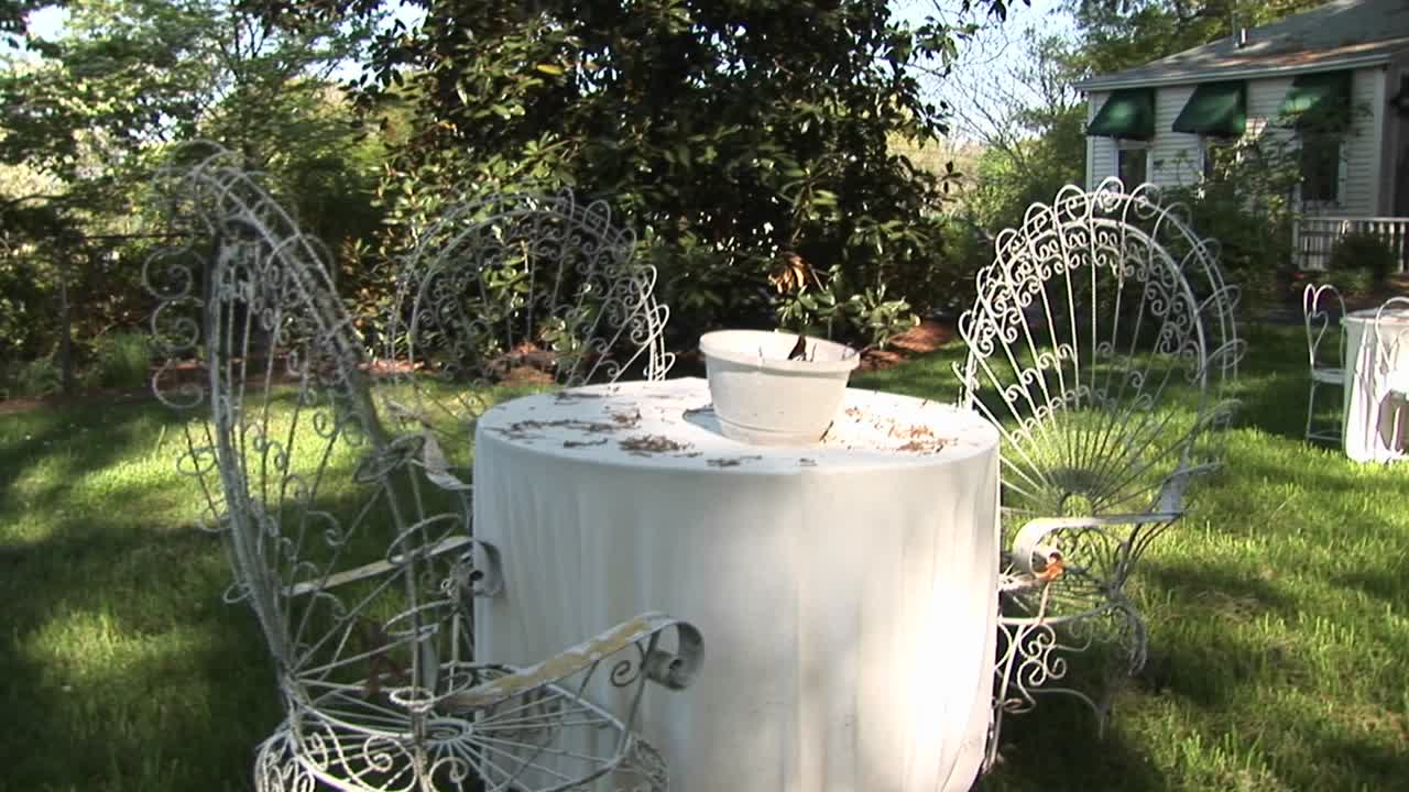 카메라가 2층 빅토리아 시대 주택의 밝은 빨간색 굴뚝을 강조하기 위해 위로 이동합니다.