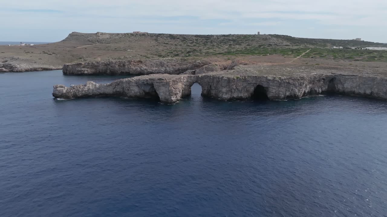 drone volando alrededor de los acantilados de port den gil al atardecer a lo largo de la espectacular costa de menorca