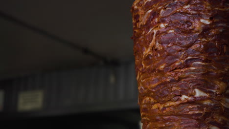 carne para tacos al pastor en parrilla caliente