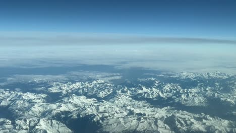 vista aérea de las montañas nevadas de los pirineos que cruzan de españa a francia a 10.000 metros de altura