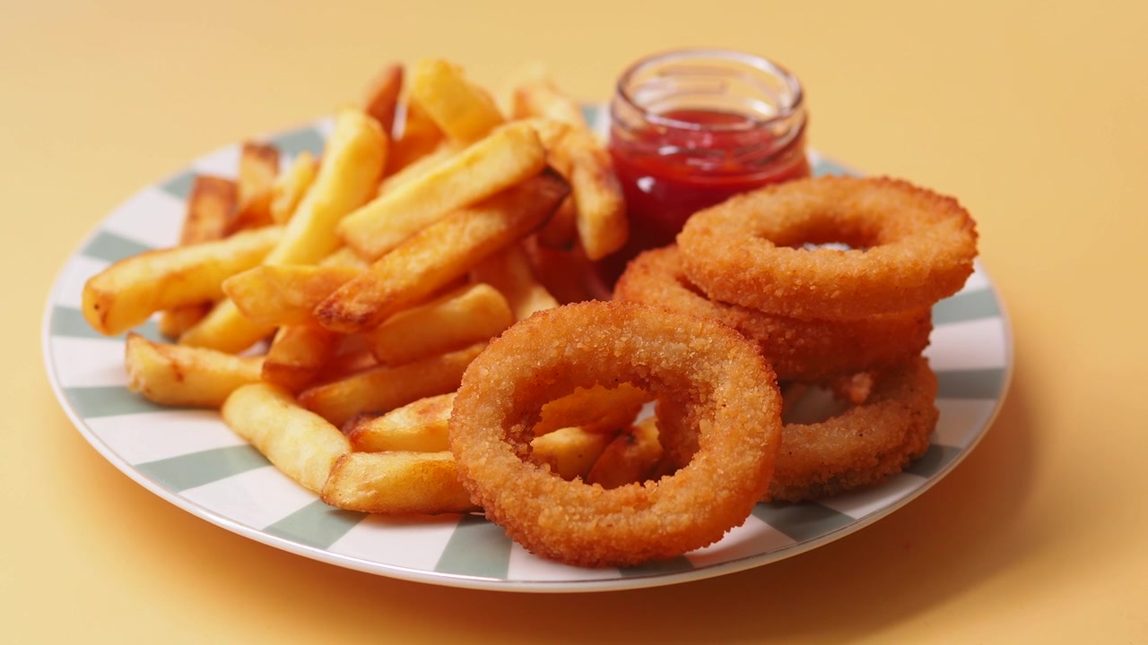 Plato de Papas Fritas y Aros de Cebolla con Kétchup