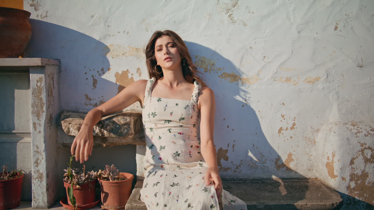 mujer sensual sentada en un banco descansando en un caluroso día de verano sola. dama disfrutando de la siesta
