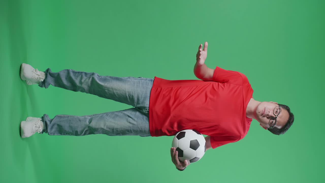 녹색 스크린 에 축구 공 을 들고 있는 남자