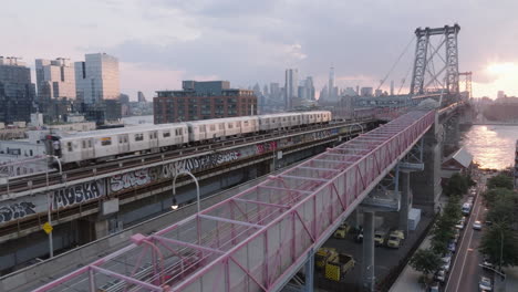 Vista-Aérea-Del-Metro-Cruzando-El-Puente-Williamsburg