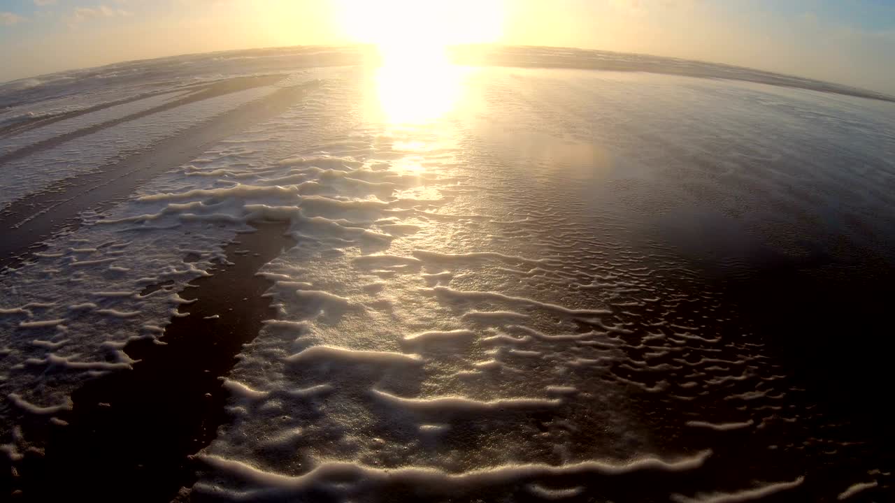 espuma de algas en tormenta en la playa, playa de arena con olas, mar del norte, jutlandia, sondervig, dinamarca, 4k