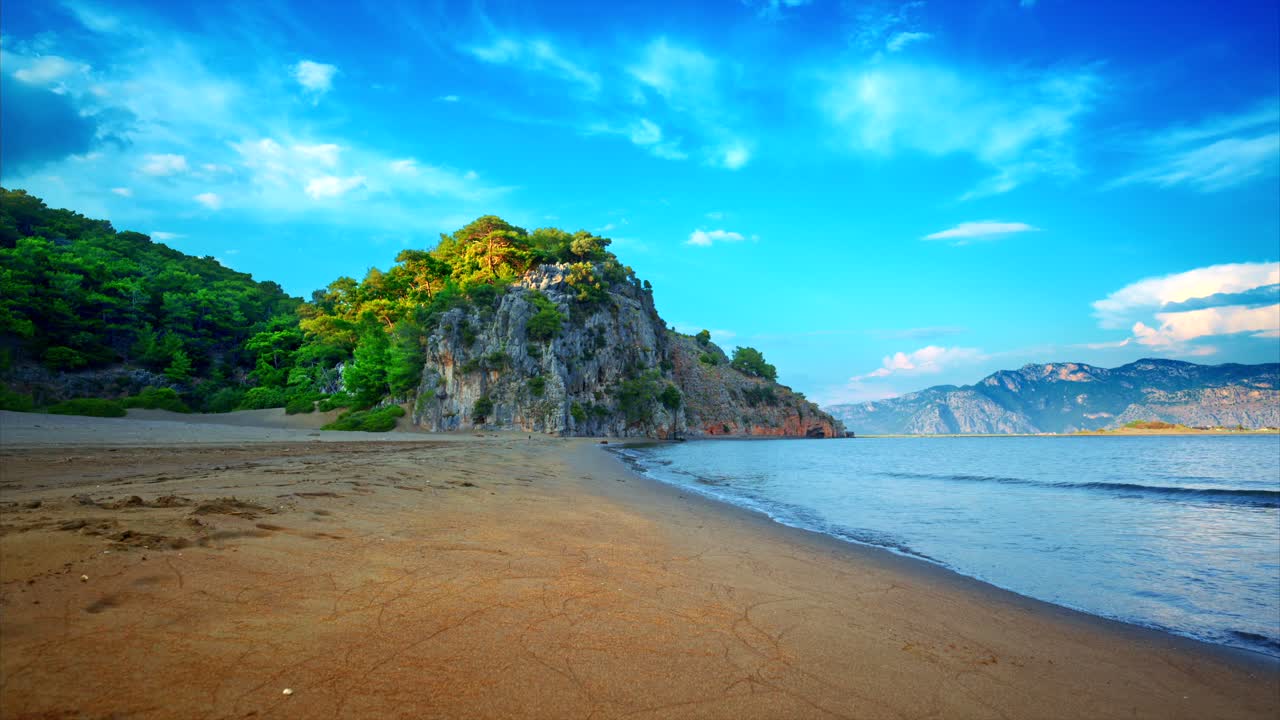 hermosa playa de arena con un hermoso fondo de paisaje montañoso